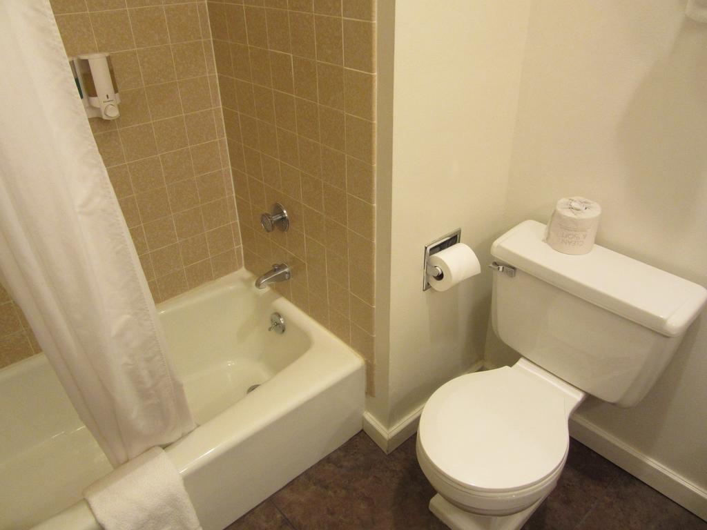 White Buffalo Hotel West Yellowstone Room photo